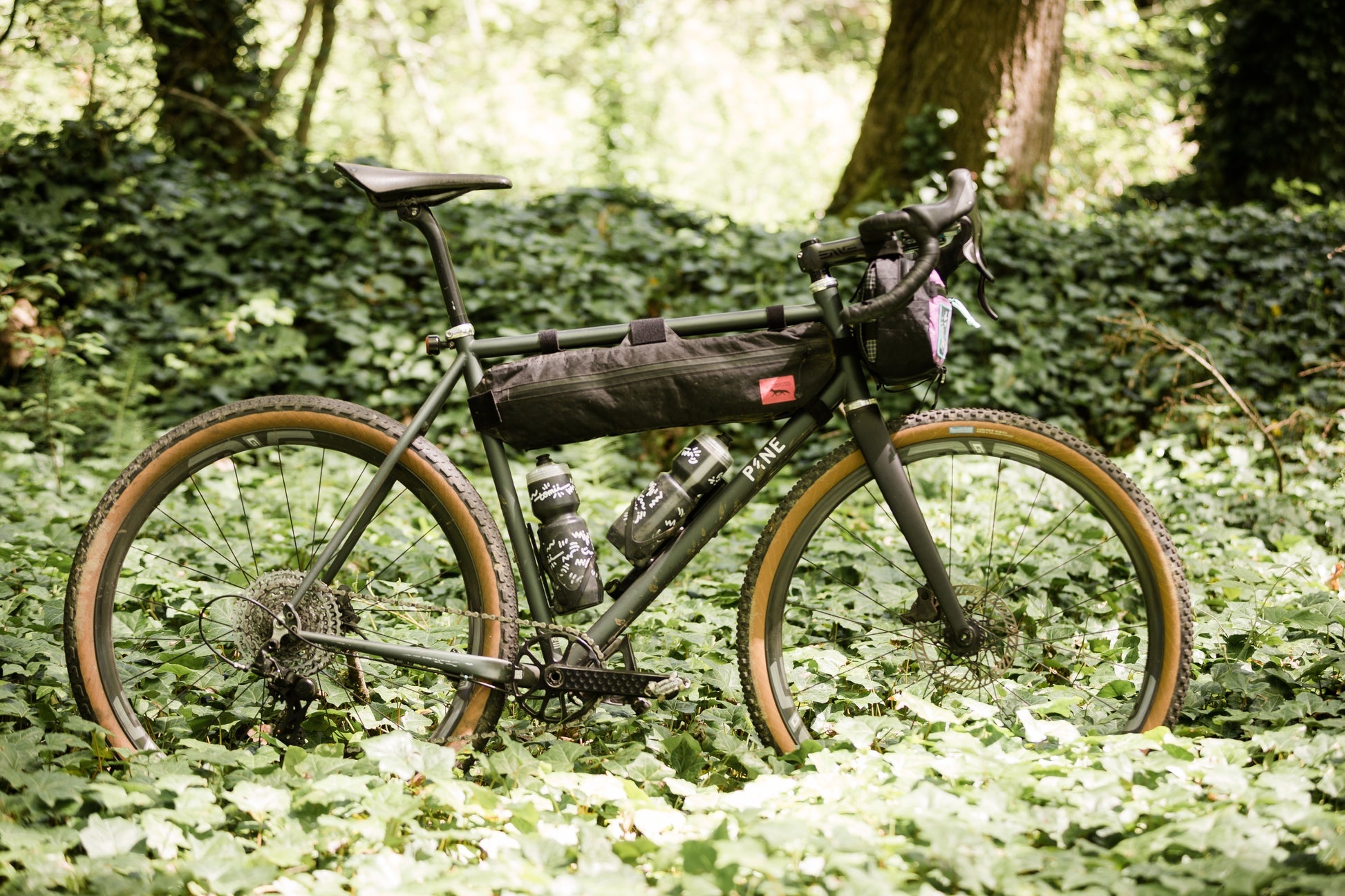 SWIFT INDUSTRIES ホールドファスト ハーフフレームバッグ M 黒 Hold Fast Half Frame Bag – Swift Industries