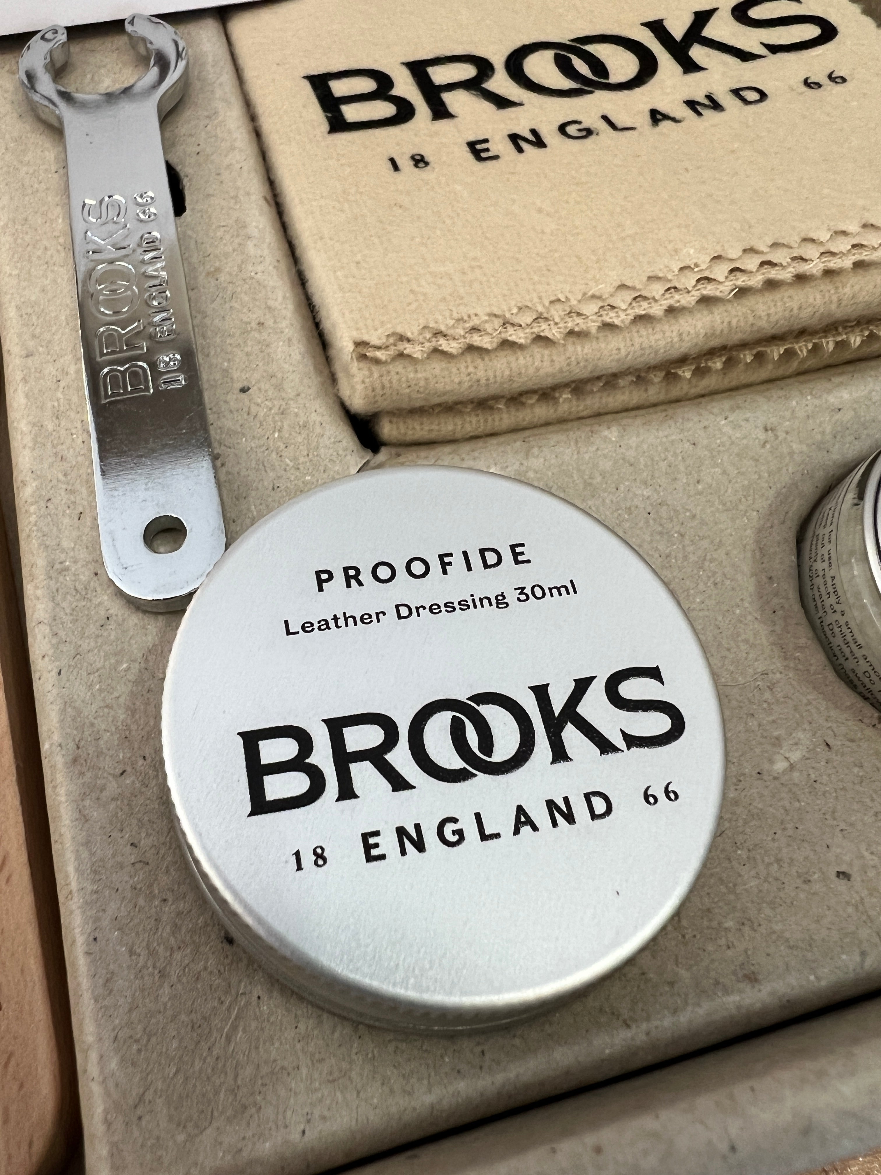 Brooks Premium Leather Saddle Care Kit – Bikeary Bicycle Lifestyle