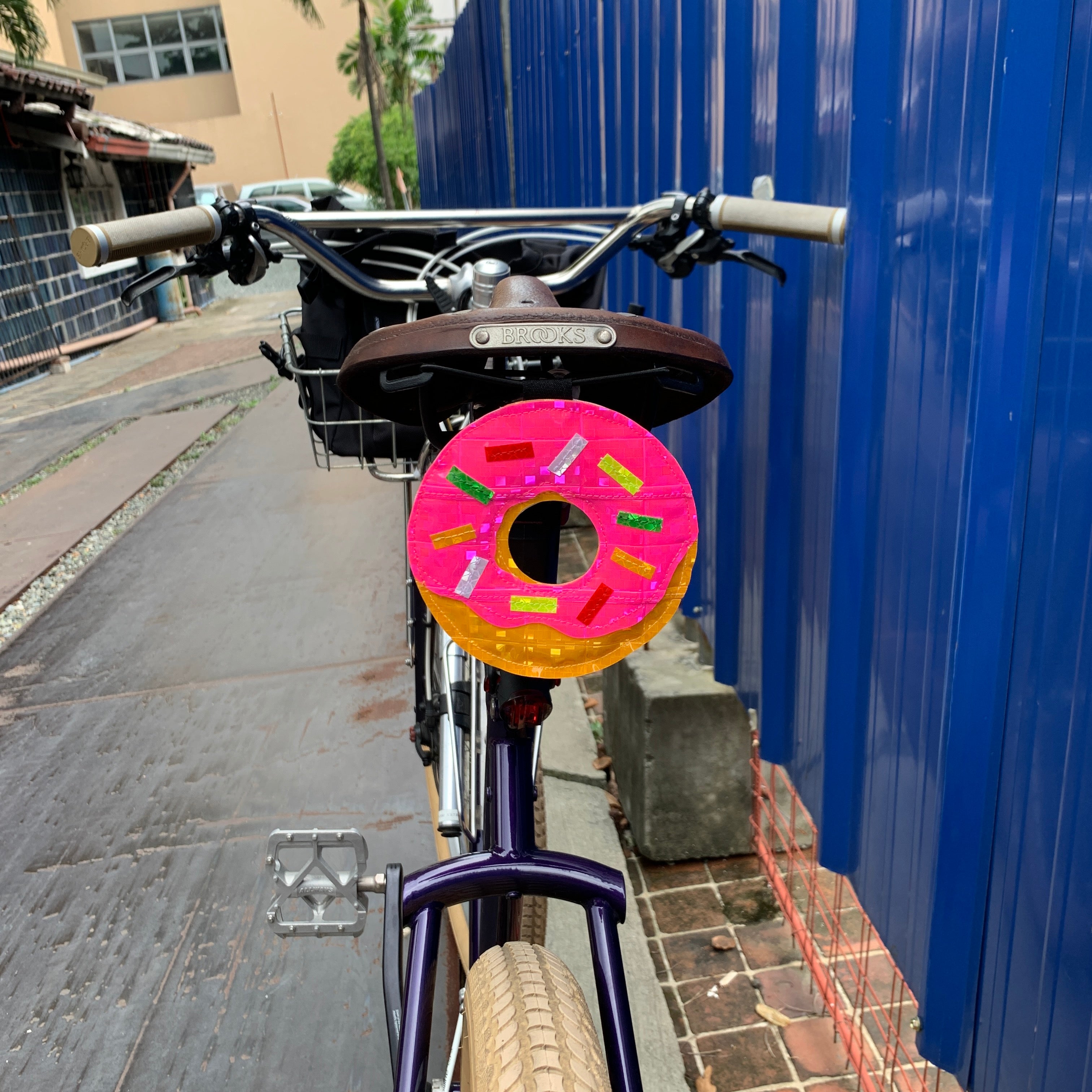 Bisik-GLAZE-ta Reflective Donuts