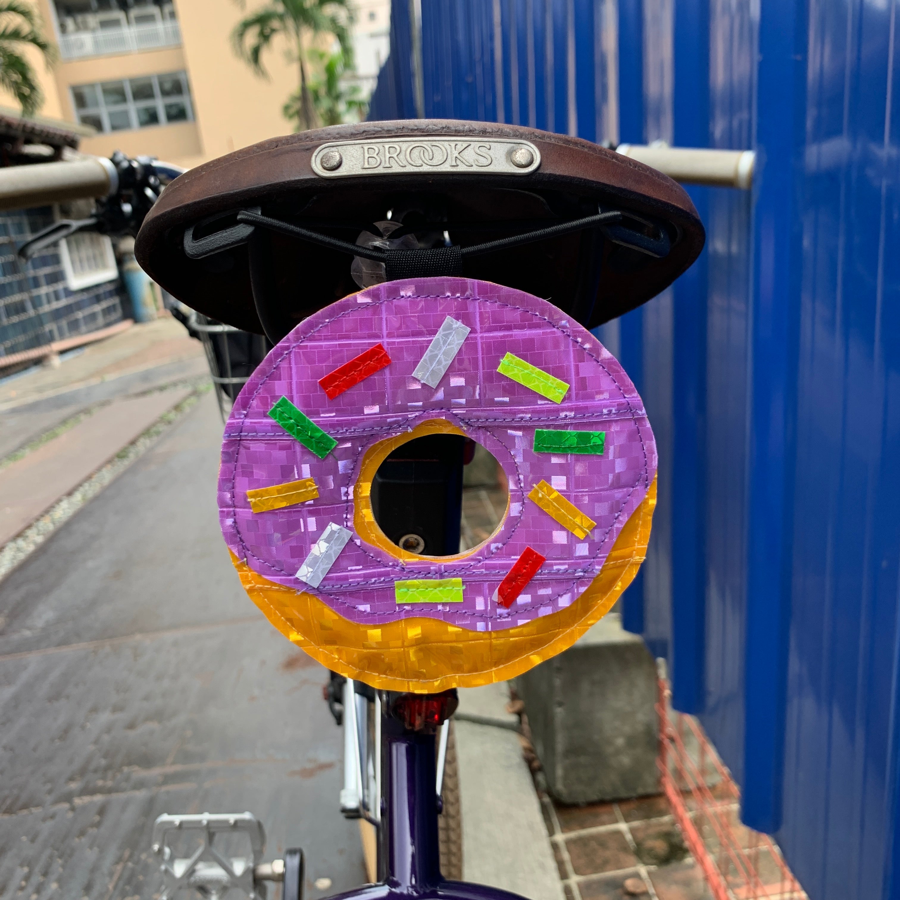 Bisik-GLAZE-ta Reflective Donuts