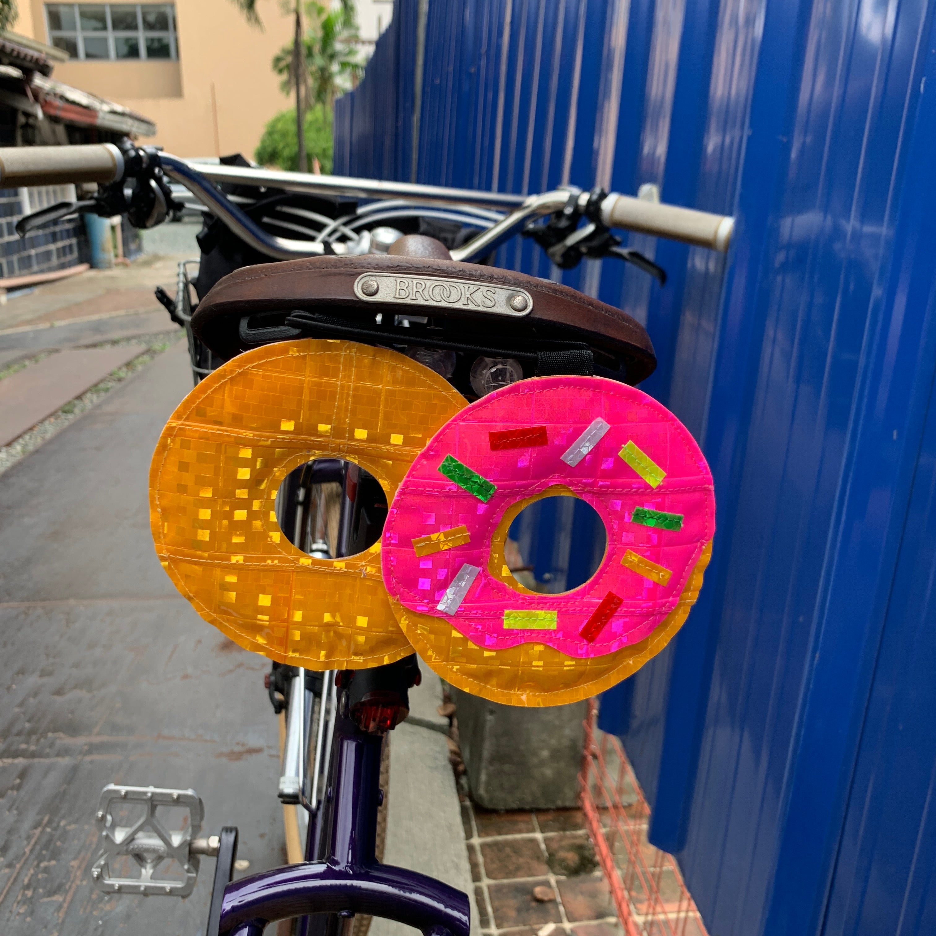 Bisik-GLAZE-ta Reflective Donuts